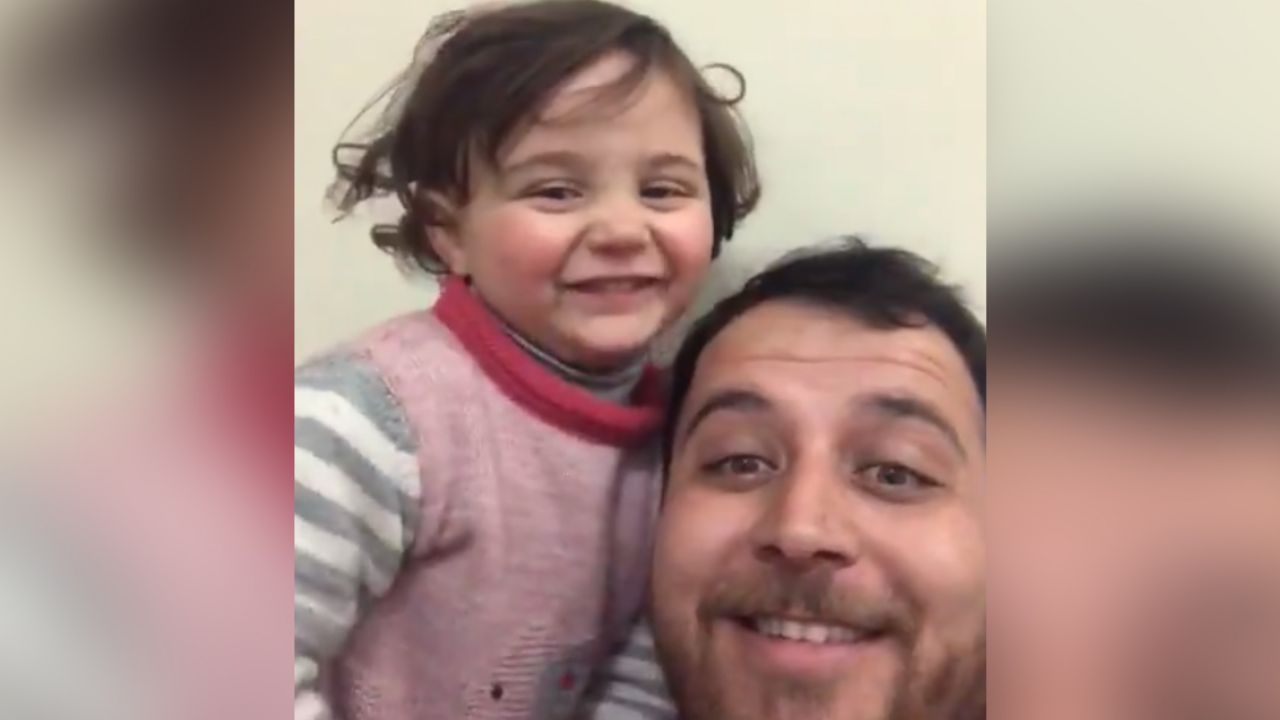 Siria: Padre juega con su hija para que no tema a los estallidos de las bombas