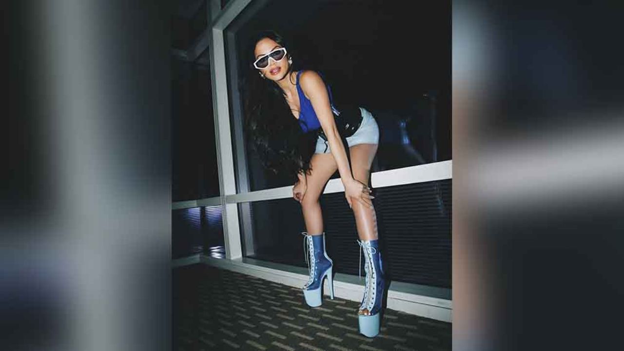 Natti Natasha deleita la pupila de sus fans al exhibir sus piernas en sexy traje