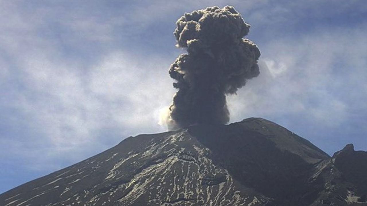 VIDEO: Popocatépetl emite una potente fumarola de hasta mil metros de altura