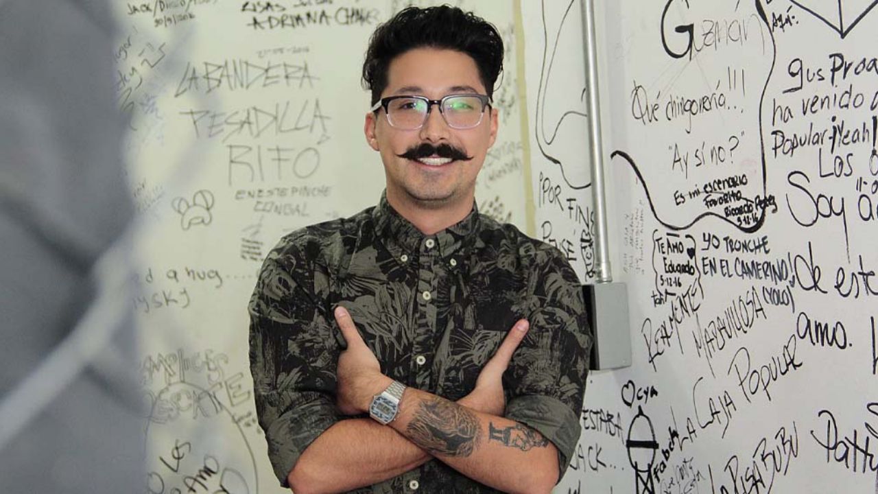 Usuarios tachan de “hipócrita” a famoso standupero por apoyar al feminismo