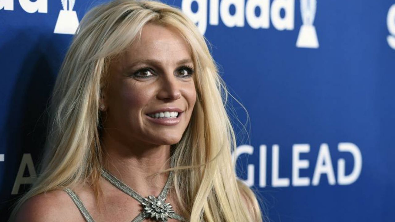 Britney Spears se rompe la pierna al bailar, su novio le ayuda a recuperarse