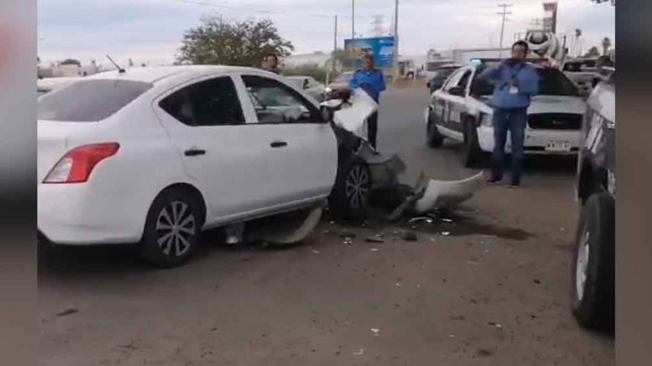 Se registra aparatoso choque entre una patrulla y un auto particular en Cajeme