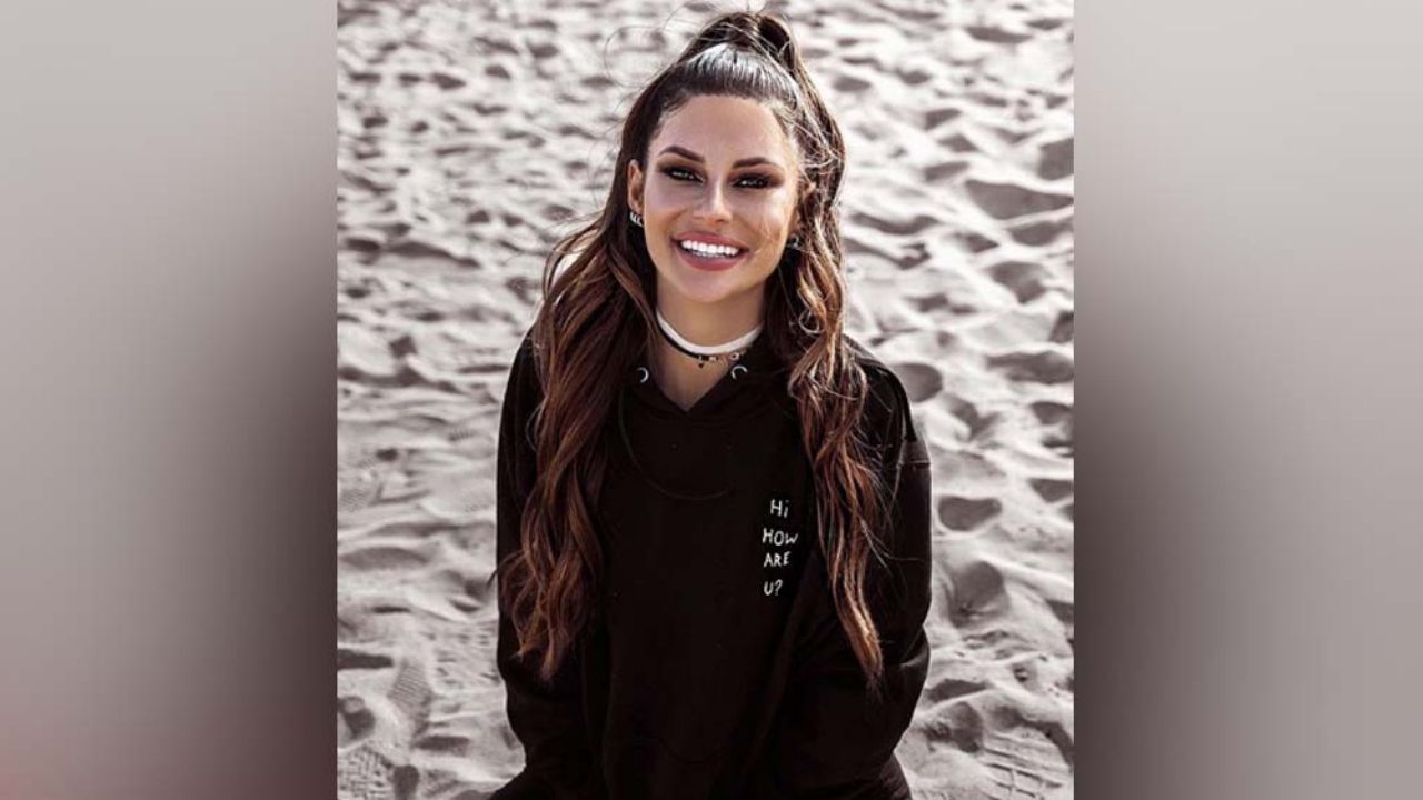 Hannah Stocking engalana playa de México con sensual bikini