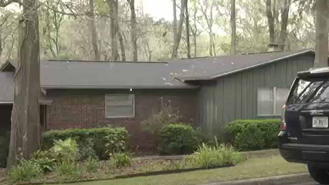 Escalofriante: Policía descubre frascos con lenguas debajo del piso de una casa