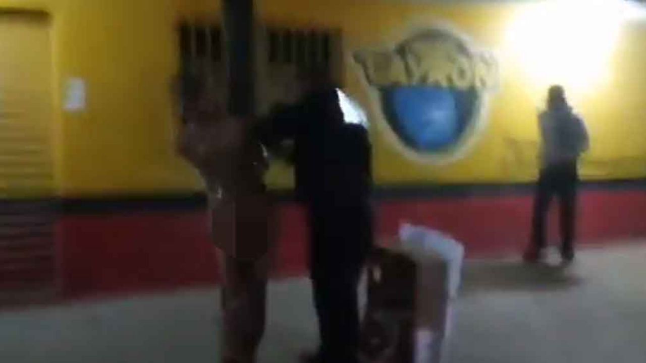 Presunto ladrón es desnudado y amarrado a un poste por desconocidos