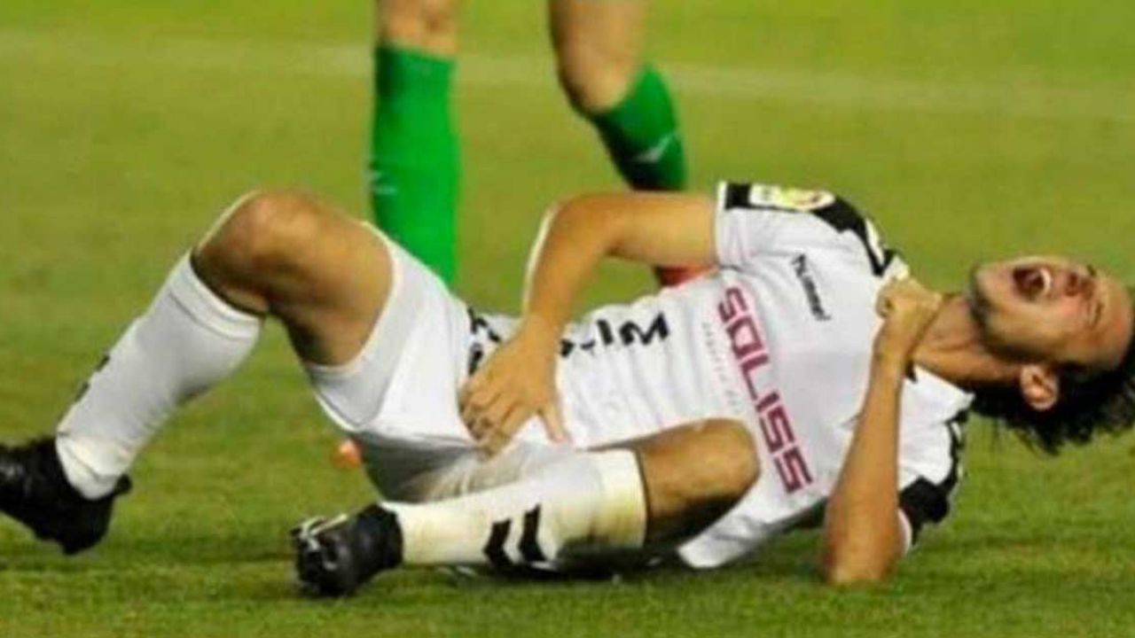 ¡Insólito! Futbolista, suspendido 5 años por morderle el pene a su rival