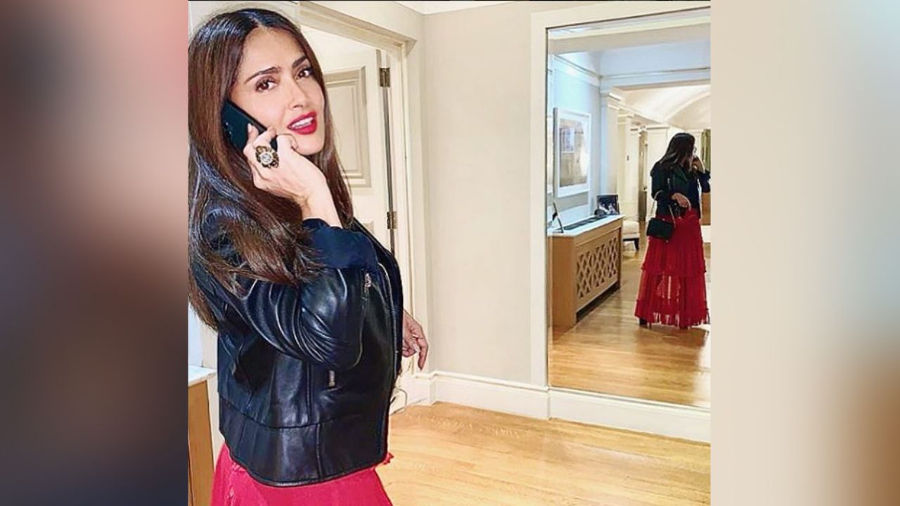 Salma Hayek no se controla y responde a fan que la acusó de usar botox