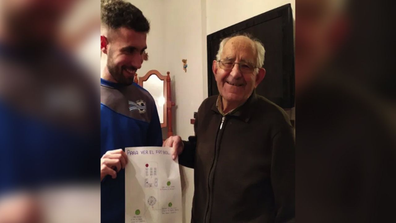 Joven enternece Internet con sencillo manual para que su abuelo vea el futbol