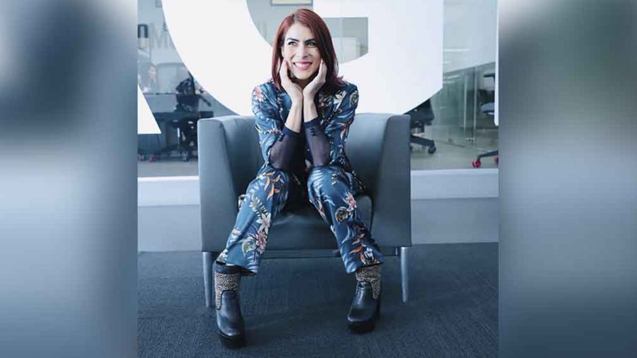 María León luce su marcado abdomen con una abierta y diminuta blusa