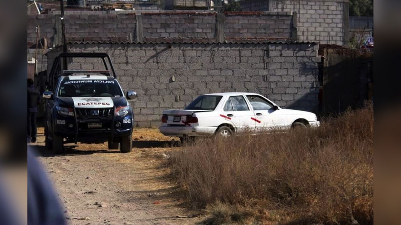 Cadáveres de dos hombres son hallados dentro de auto; tenían signos de tortura