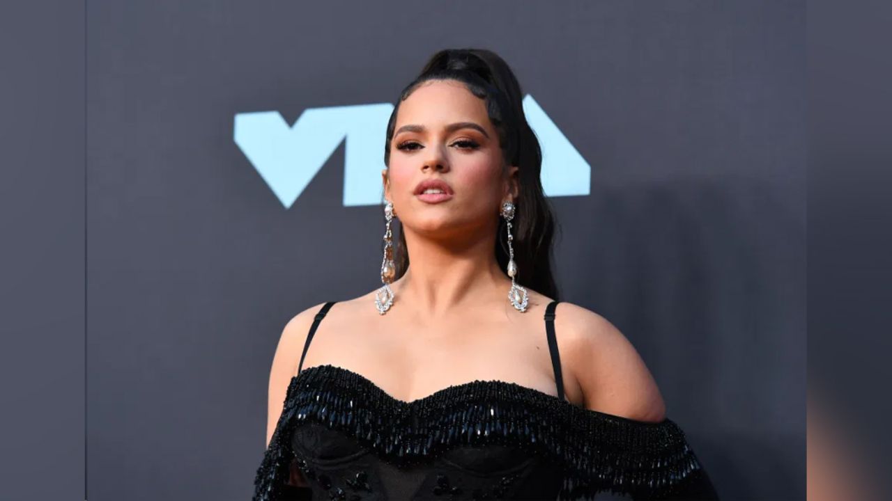 “Hasta un muerto arde contigo”: Rosalía seduce en redes con sensual baile