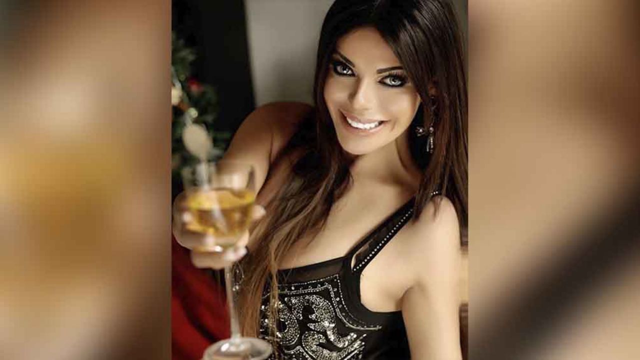 Arriba del sofá, Suzy Cortez derrite Instagram con infartante pose