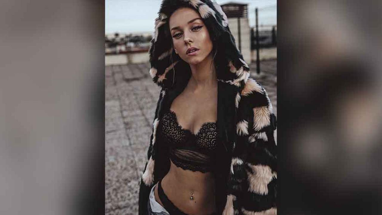 Ester Expósito pone a sudar a internautas en la ventana en bata