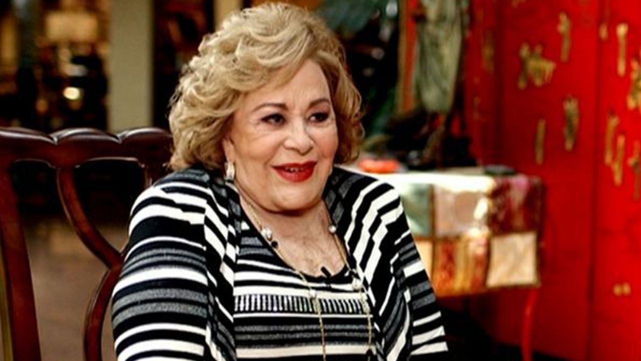 VIDEO: Silvia Pinal abandona el hospital y devora un “taco de chicharrón”