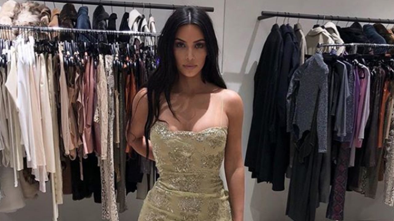 Kim Kardashian celebra el mes del amor en la playa y con pequeño bikini