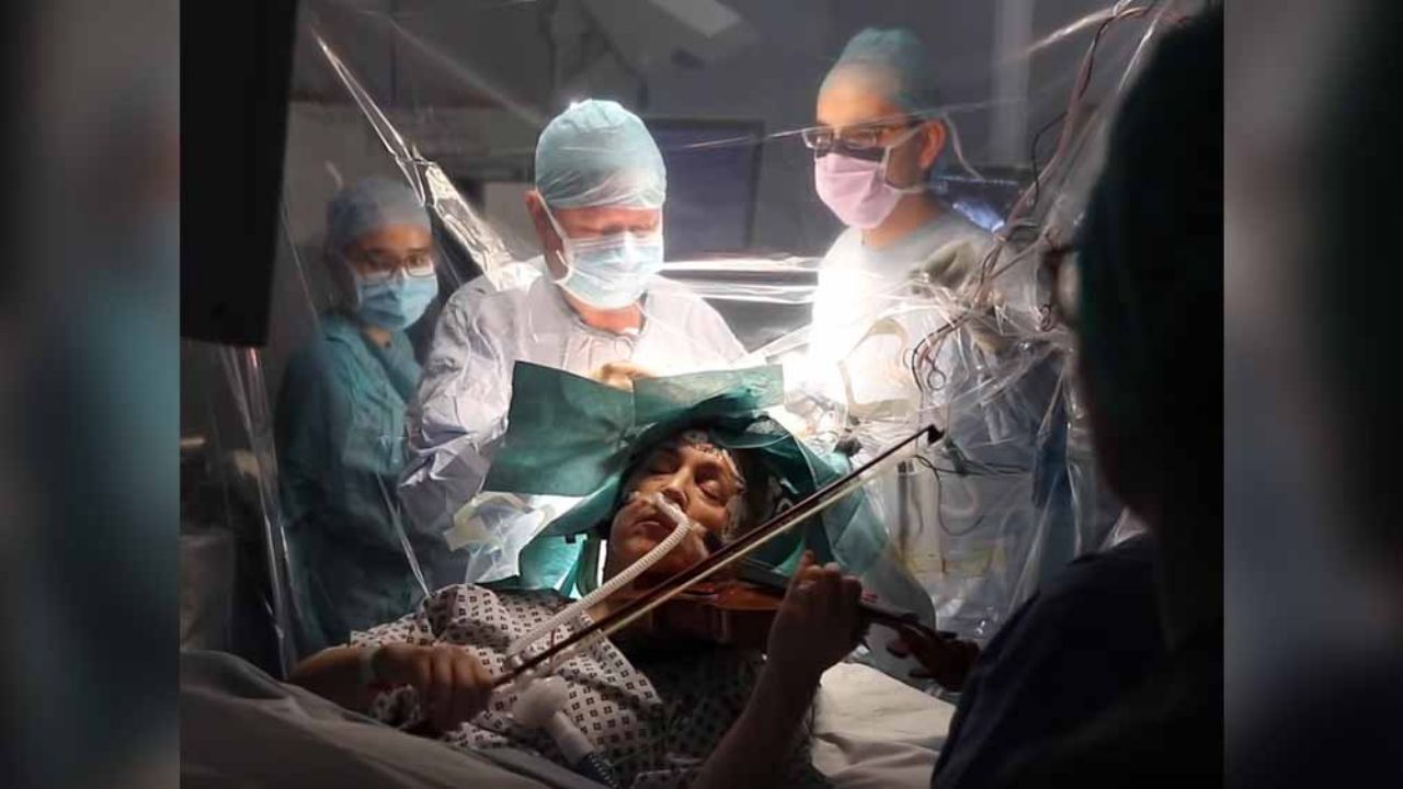 VIDEO: ¡Insólito! Mujer toca el violín mientras le extraen tumor del cerebro