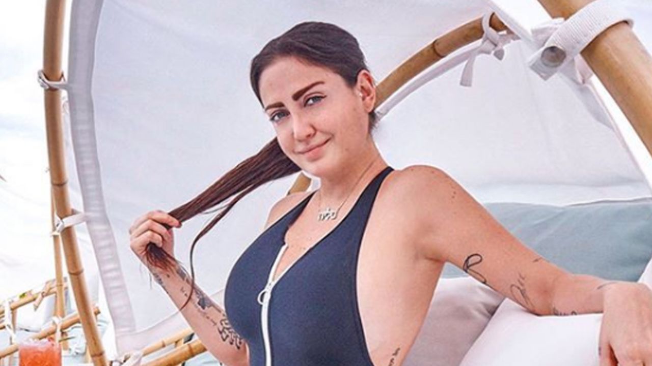 VIDEO: Celia Lora se aligera de ropa y se graba mientras toma un baño