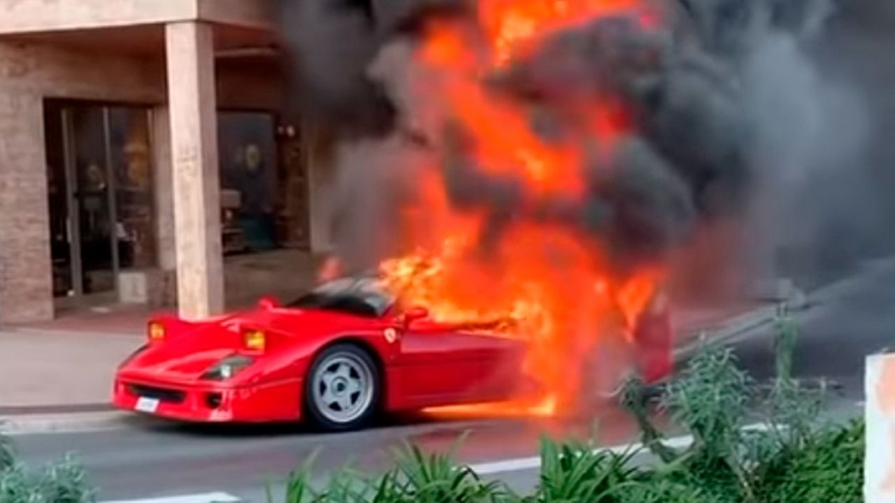 VIDEO: Ferrari clásico es consumido por las llamas en calles de Mónaco