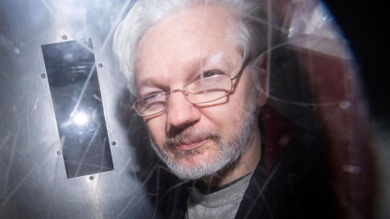 “Trump ofreció indulto a Assange si negaba la trama rusa”: Abogados