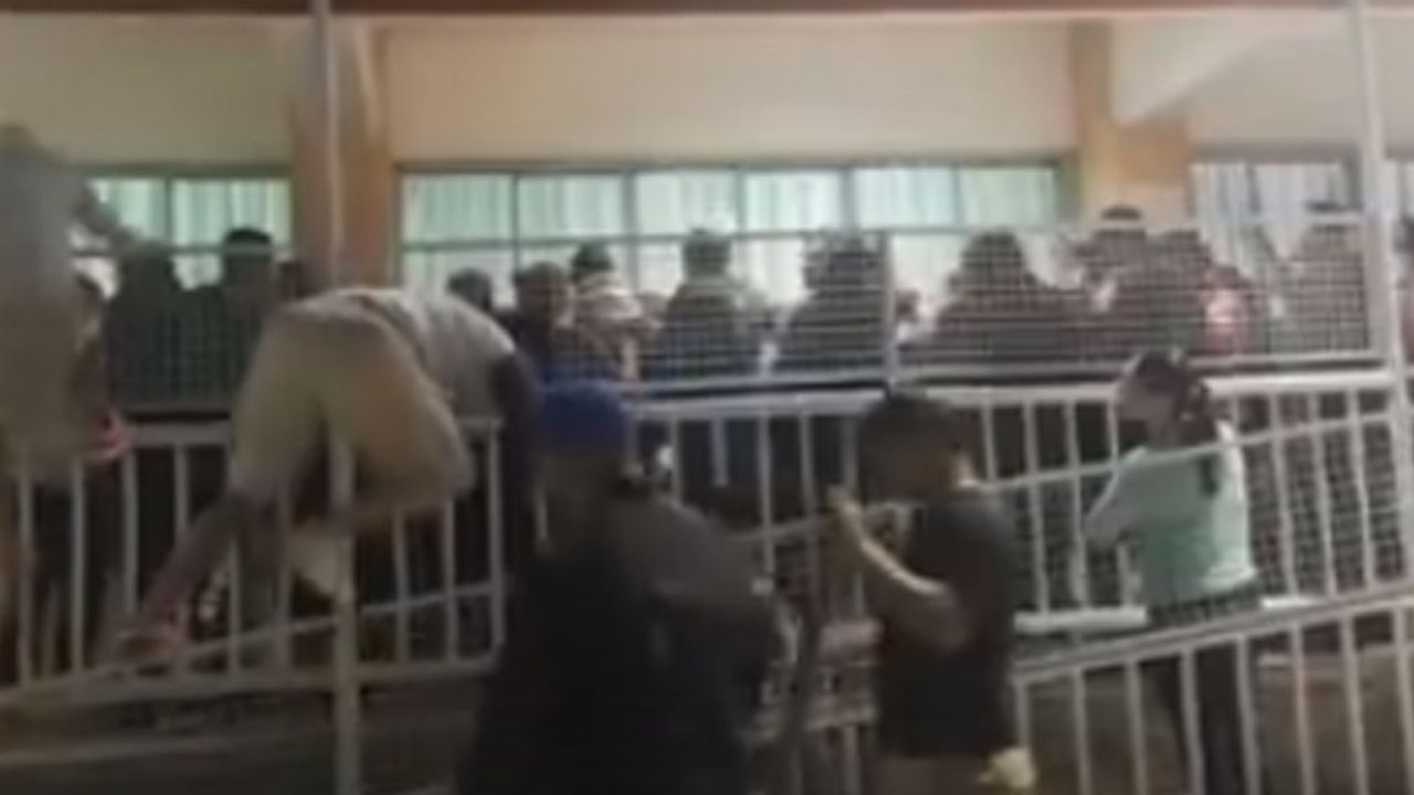 VIDEO: Acorralan a directora y conserje de primaria para lincharlos en CDMX