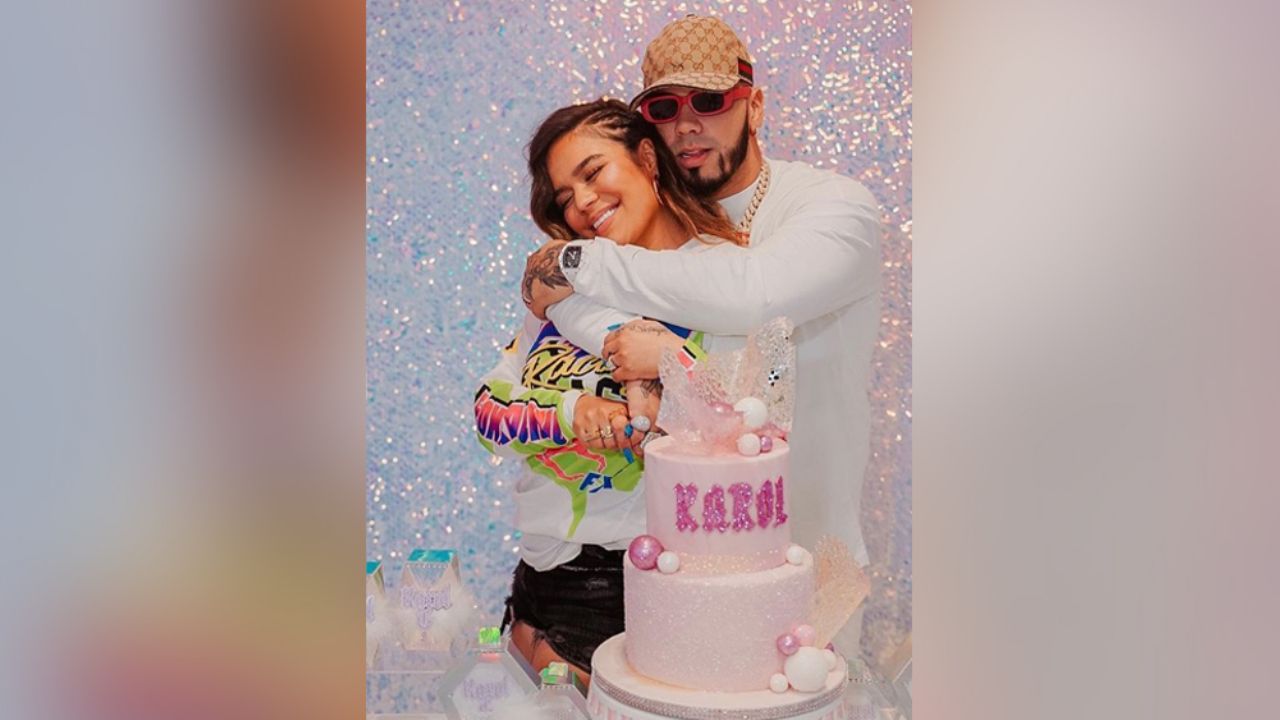 VIDEO: Karol G más enamorada que nunca, presume su amor por Anuel AA