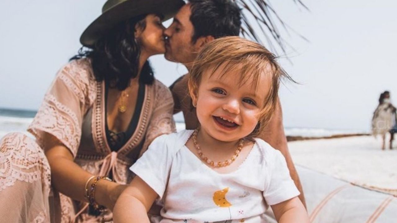 Familia de talentos: Kailani enternece al tocar el piano junto a Aislinn Derbez
