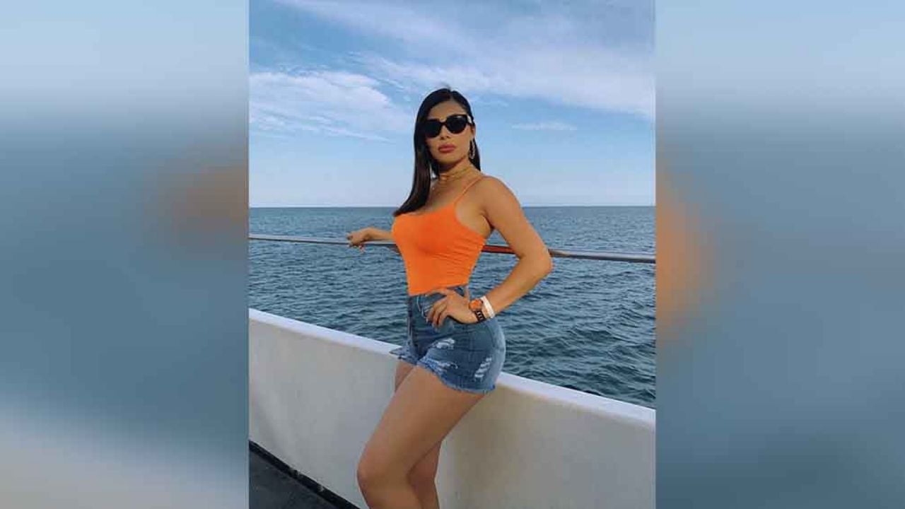 Sin pudor alguno, Tracy Sáenz se exhibe al levantar su blusa en el gym
