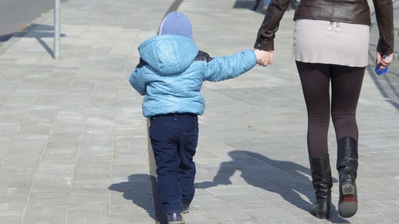 VIDEO: Madre de familia se enfrenta a secuestradores para proteger a su hijo