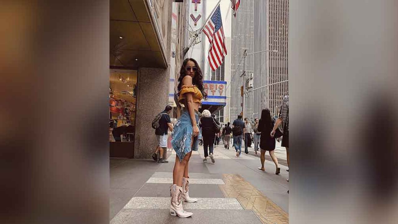 ¡De infarto! En topless, Keyla Caputo disfruta de su música en su habitación