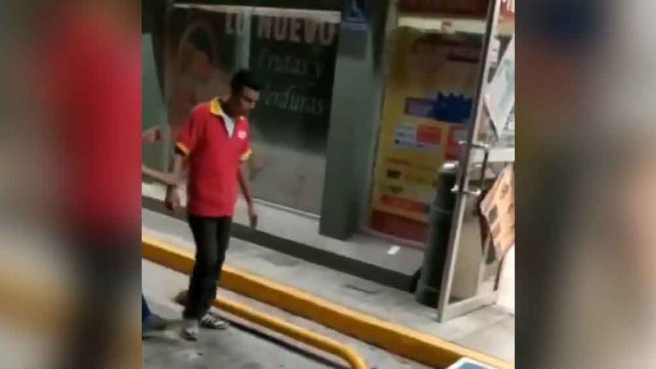 Por pagar con billete de 200, cajero de tienda propina fuerte golpiza a cliente