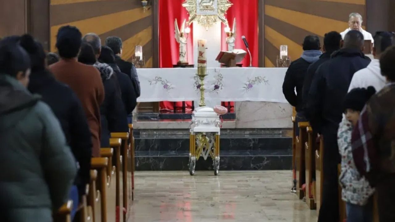 Karol Nahomi llega a la iglesia para recibir misa de cuerpo presente