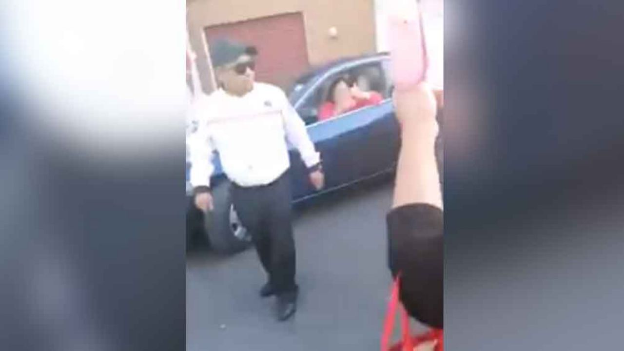 Conductores mueven a anciana que bloqueaba el paso con su vehículo