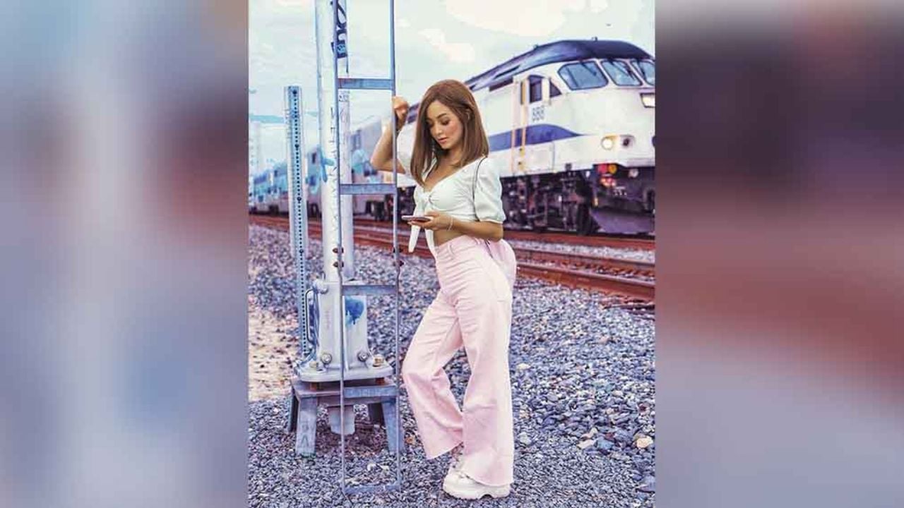 Caeli hipnotiza a sus seguidores al lucir su delantera en ajustado top