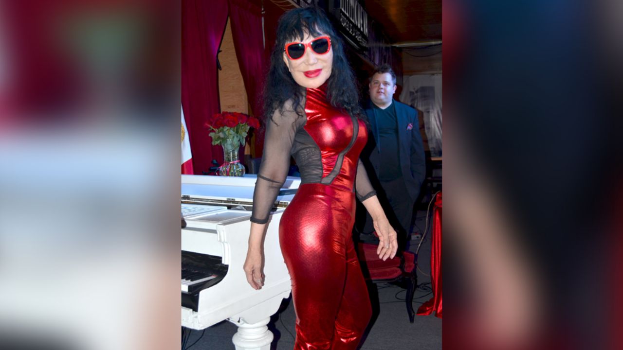 VIDEO: Lyn May provoca a sus fans al hacer imitación de Shakira en un antro