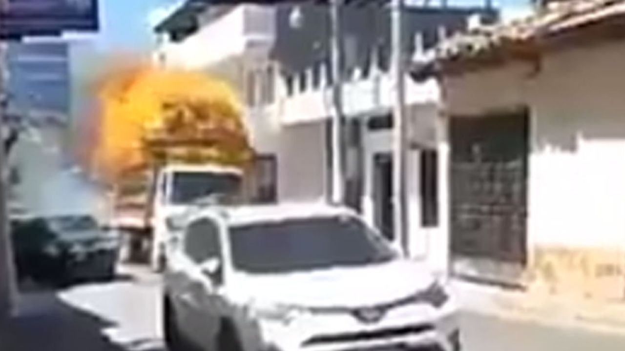 VIDEO: Camión en llamas atraviesa pueblo a gran velocidad y desata pánico