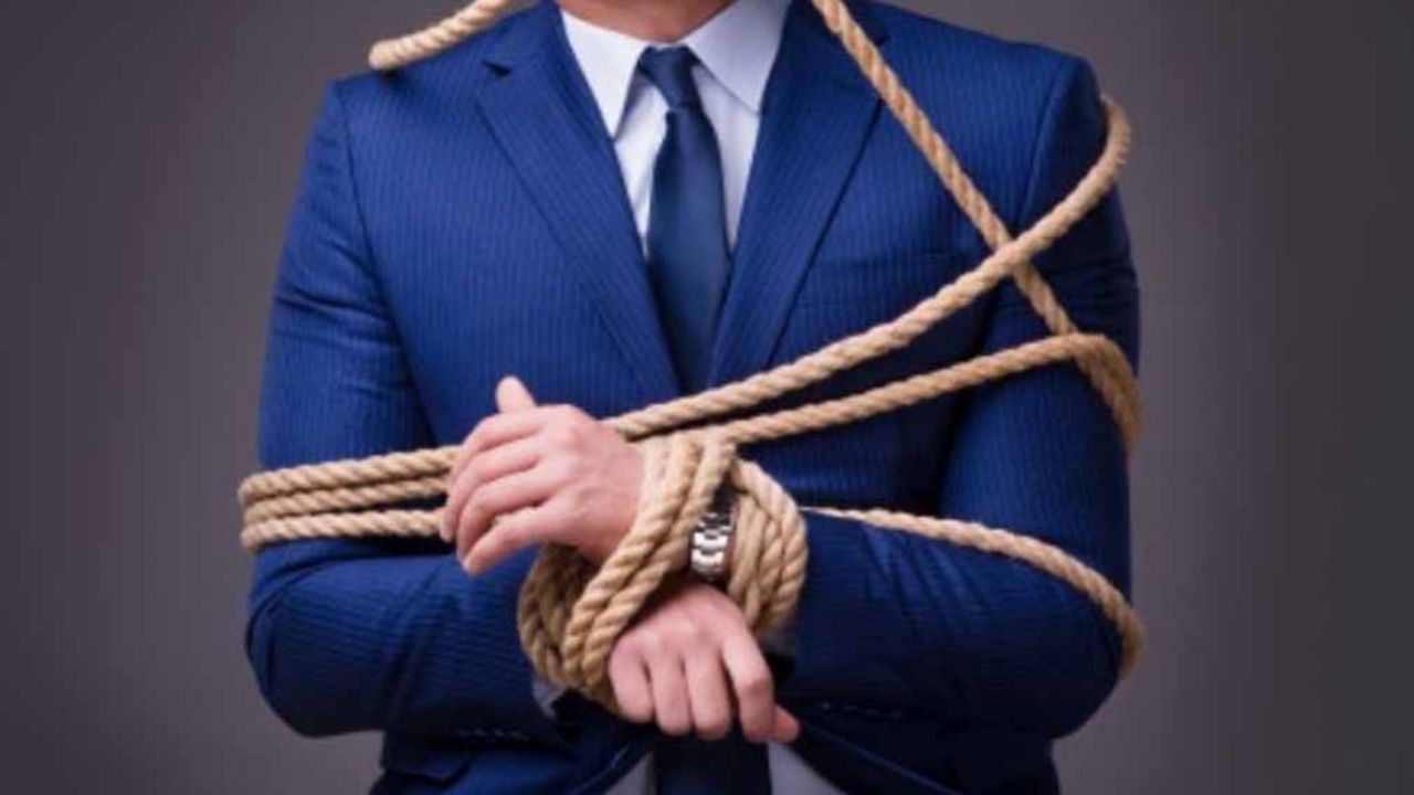 Maestra cancela clases por “asunto personal” tras atar y asesinar a esposo