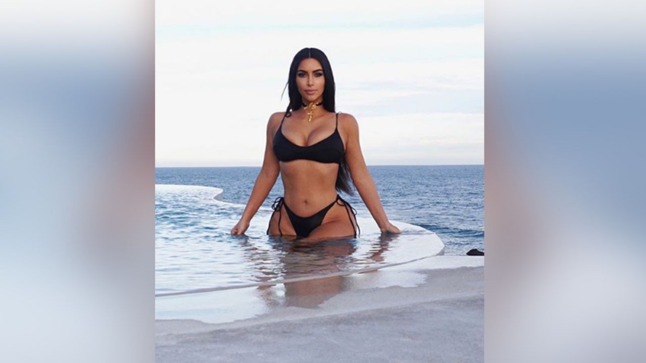 “La rosa más hermosa”: Kim Kardashian posa al desnudo rodeada de flores