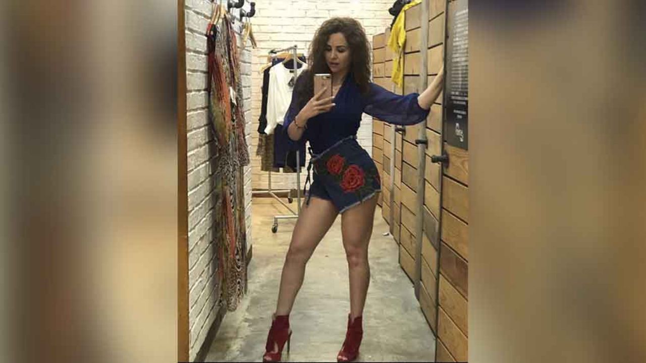 A sus 45 años, la ‘Chica del clima’ deleita pupilas con un atractivo escote