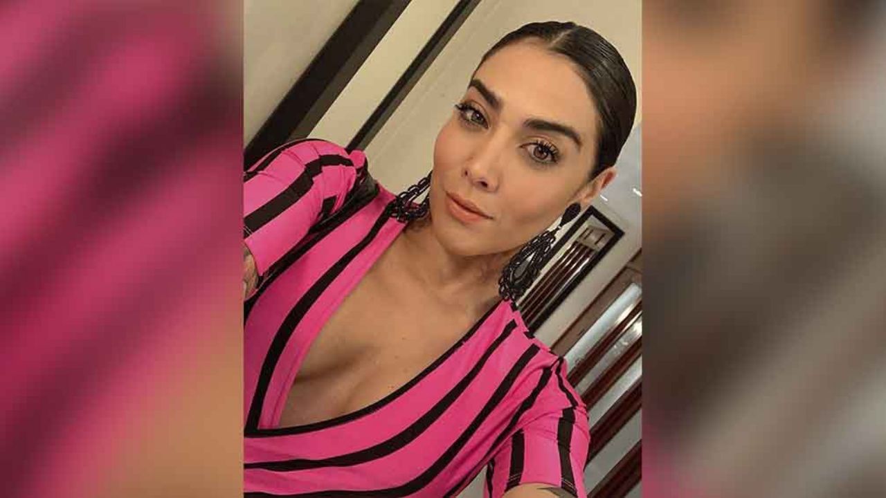 Érika Fernández enamora con pasarela en encarnado vestido