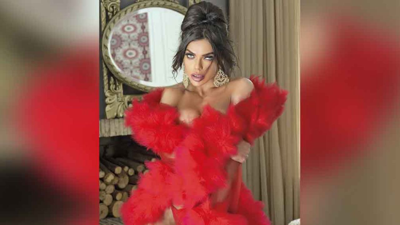 Suzy Cortez hipnotiza a fanáticos con su descubierta e imponente delantera