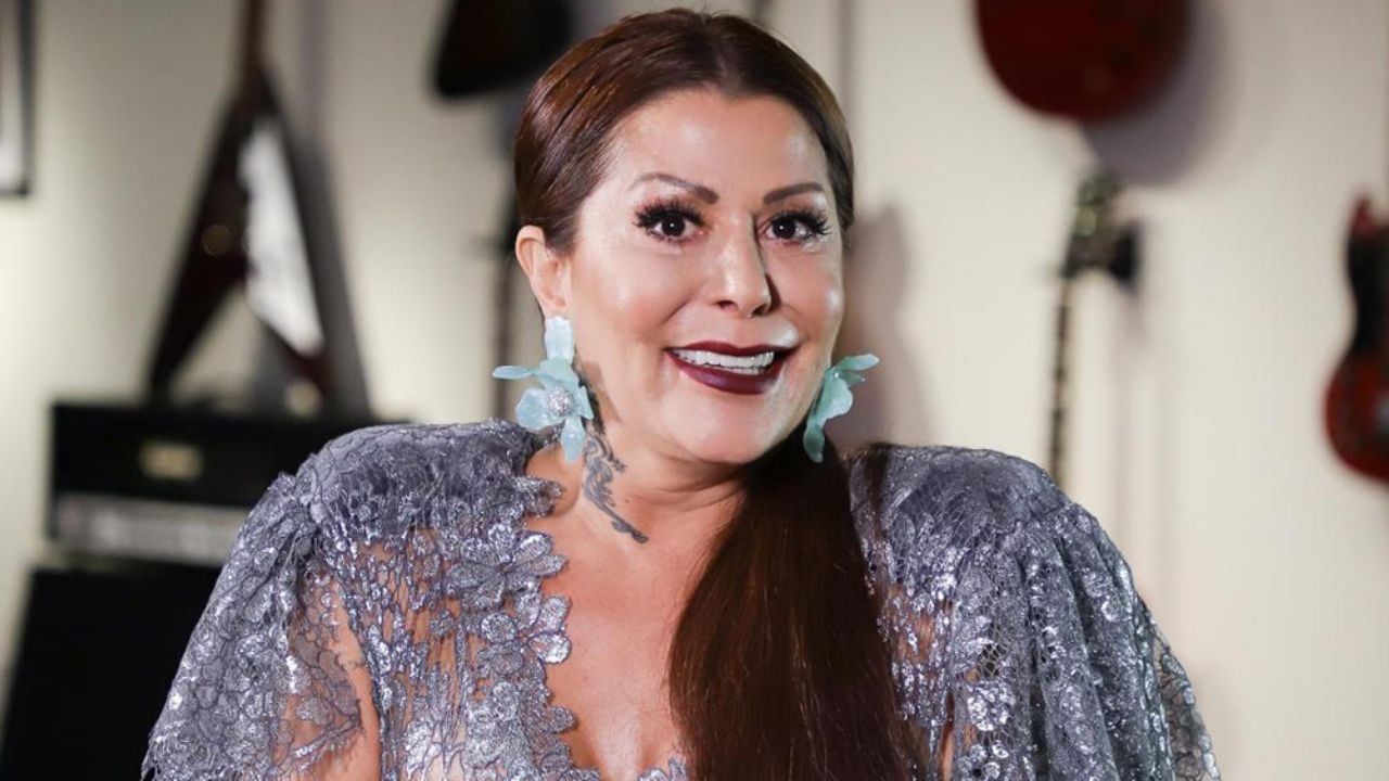 Junto a 2 hombres, Alejandra Guzmán disfruta el mar en osado conjunto