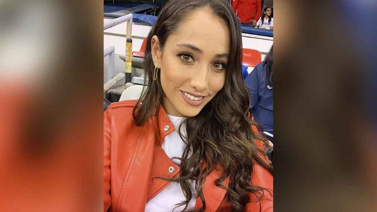 Keyla Caputo presume sus dotes para el futbol en colorido bikini