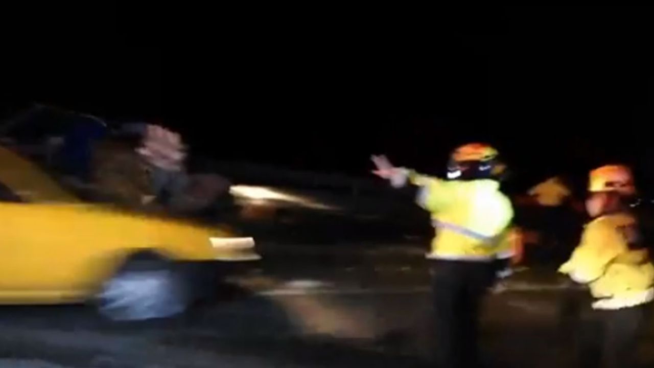 VIDEO: Tras choque, descubren que víctimas eran sicarios; llevaban cadáver en tambo