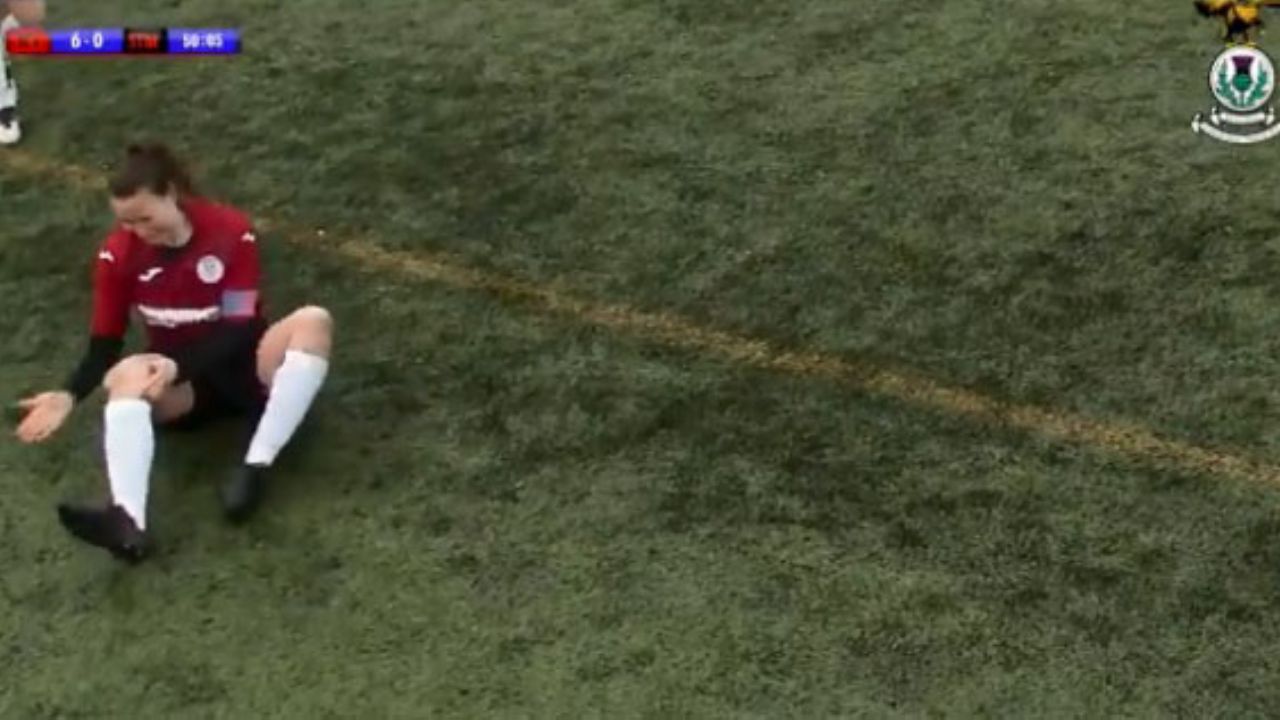 VIDEO: La escalofriante lesión de rodilla de una futbolista femenil de escocia