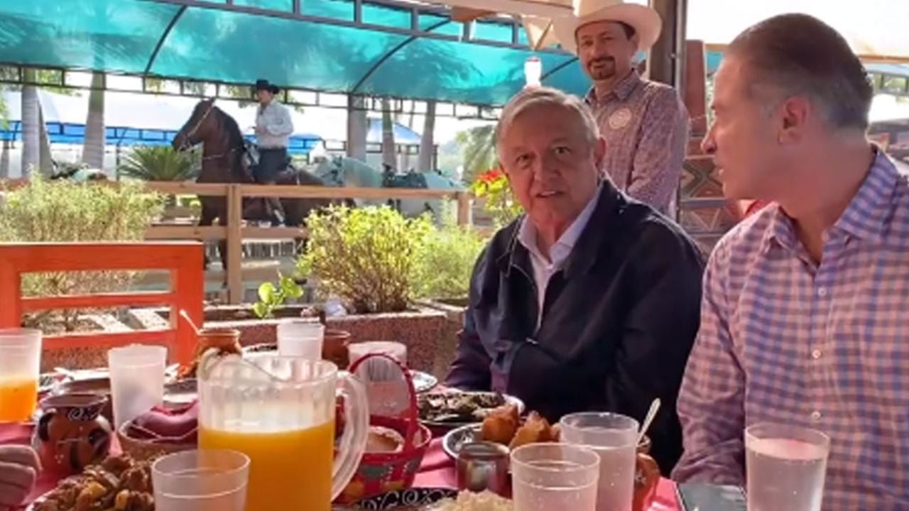 AMLO disfruta desayuno típico en famoso restaurante de Culiacán