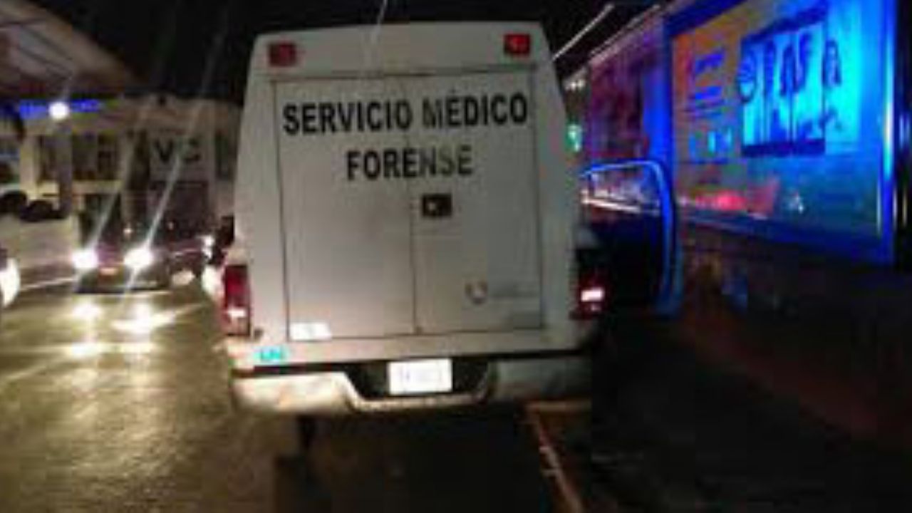 Gatillero asesina a conductor y hiere a su acompañante; chocaron su auto