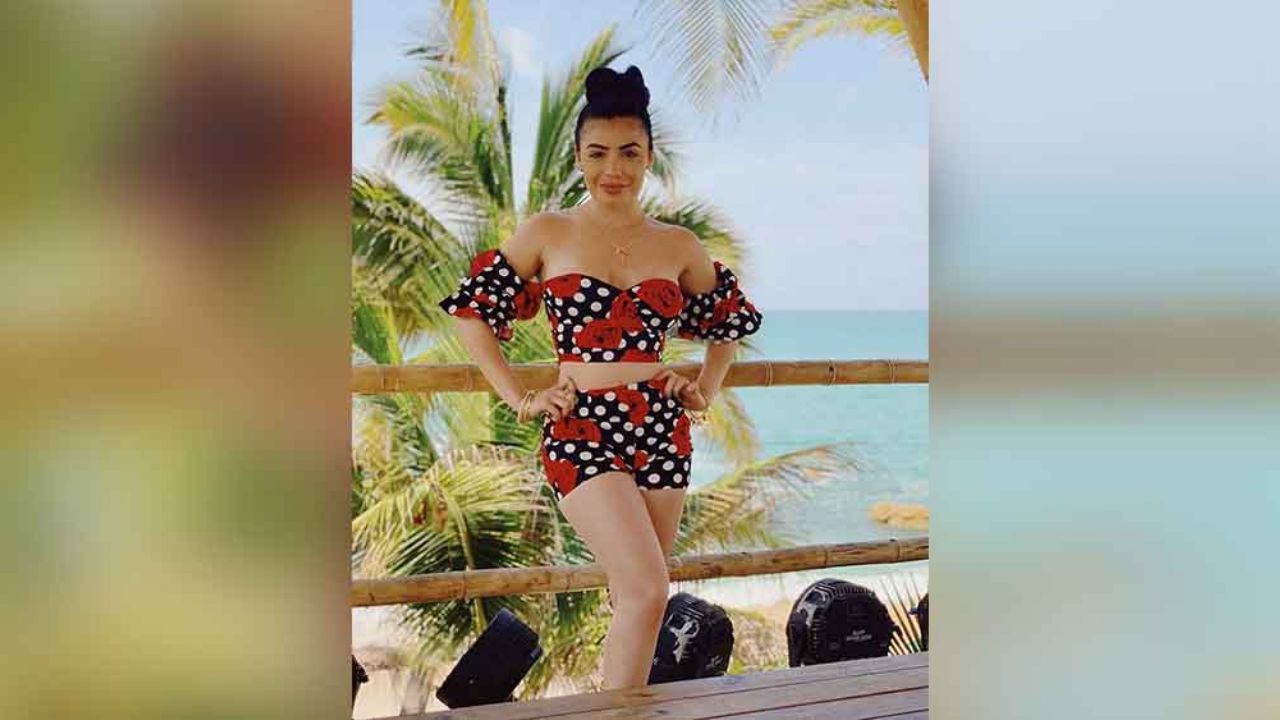 Tracy Sáenz derrocha sensualidad en croptop y pronunciado escote