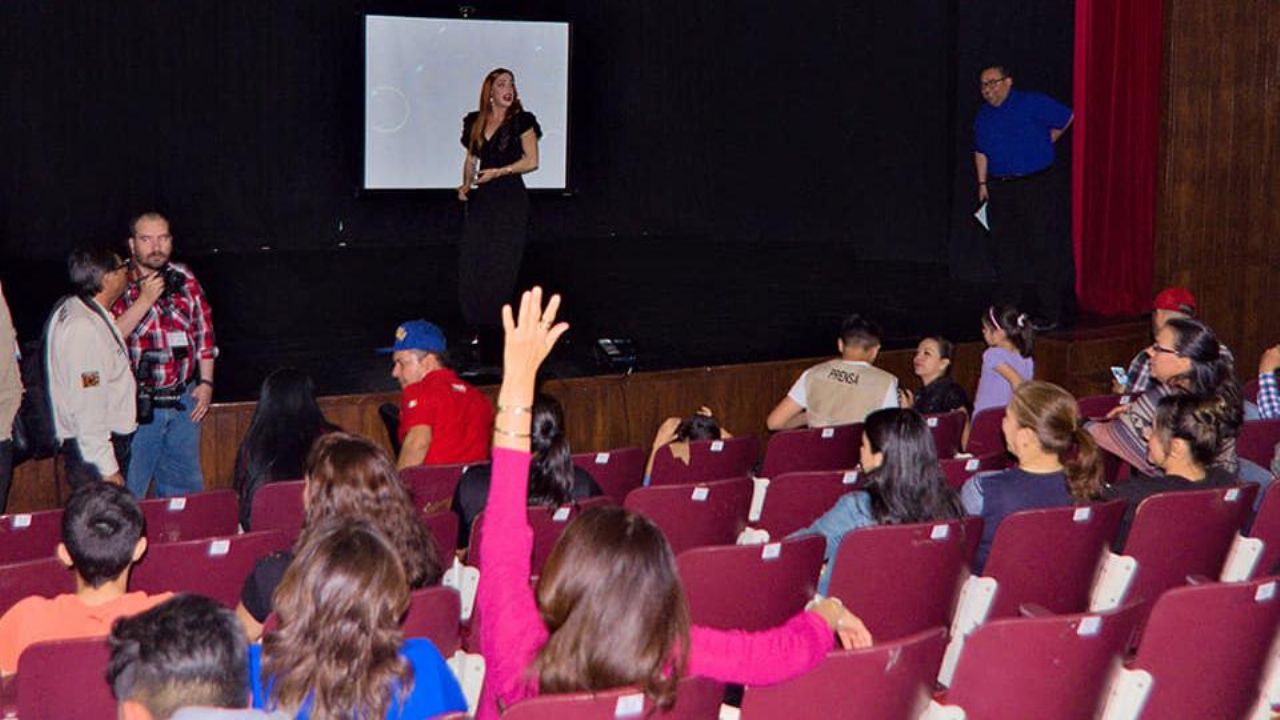 Nereyda Cota imparte charla ‘Luz y Danza en la Casa de la Cultura