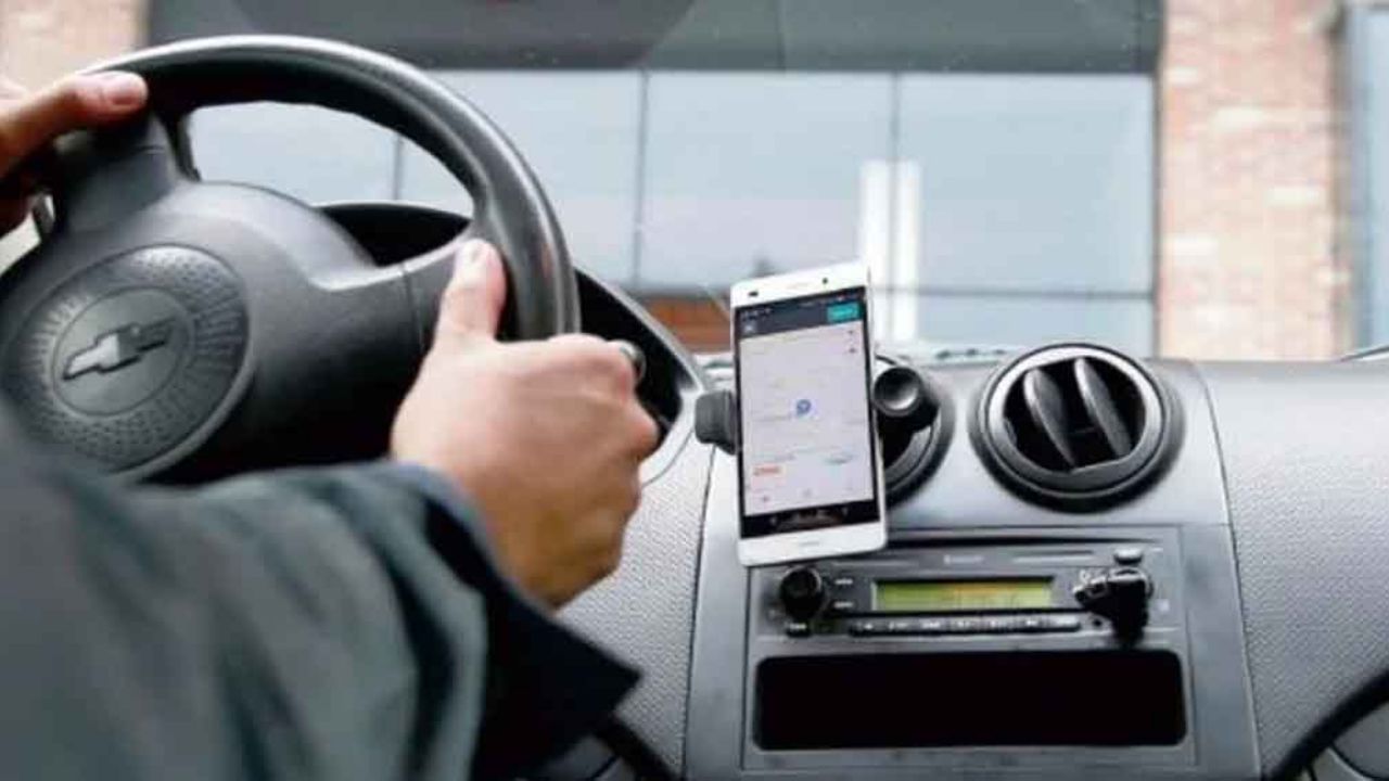 Chofer de transporte privado graba debajo del vestido de una mujer