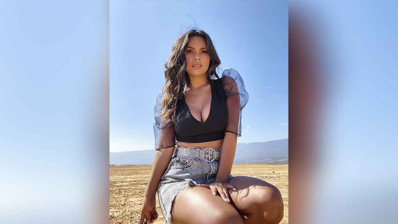 Ania Gadea asolea su trabajado cuerpo desde el balcón en poca ropa
